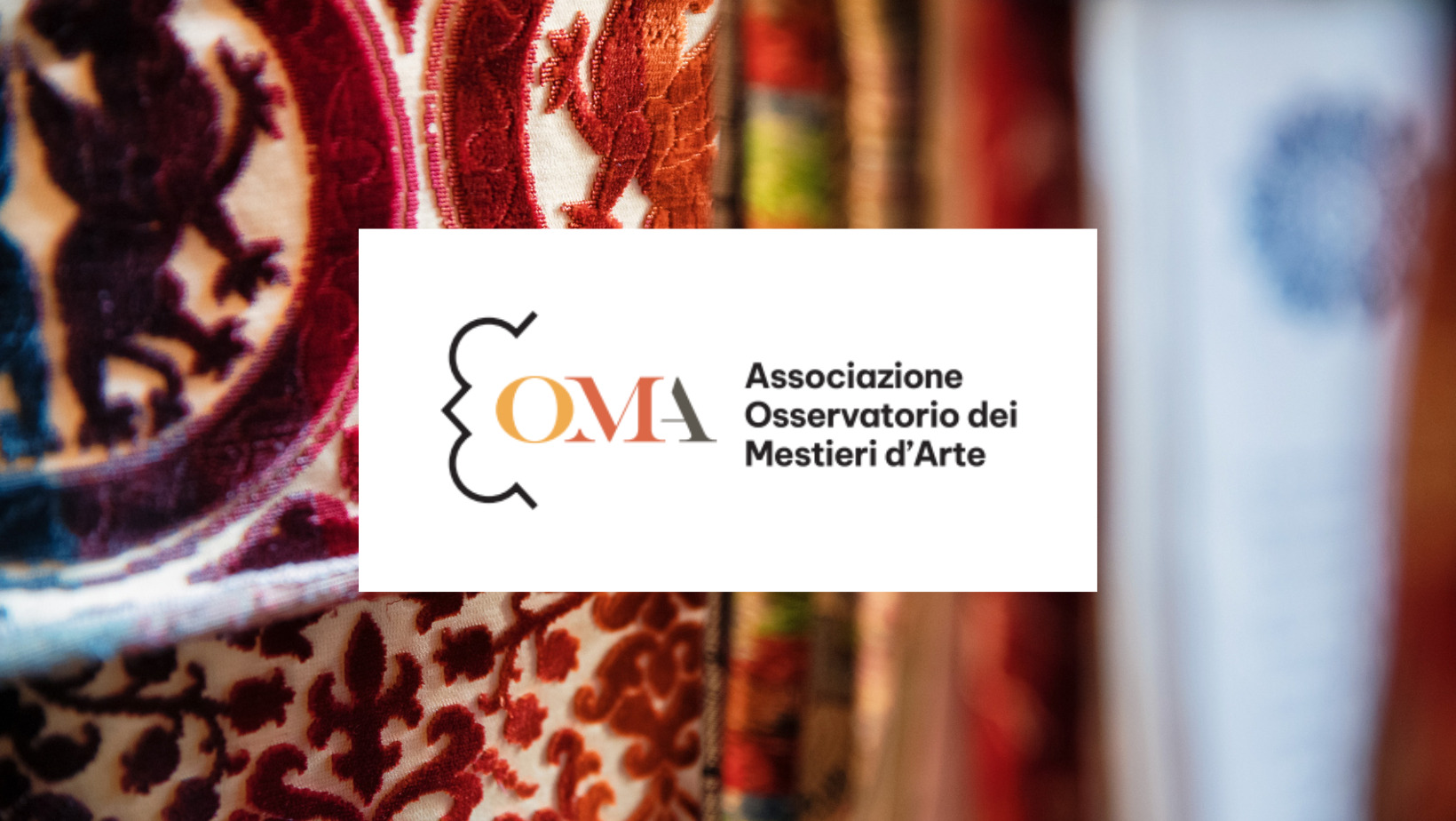 logo OMA con tessuti sullo sfondo